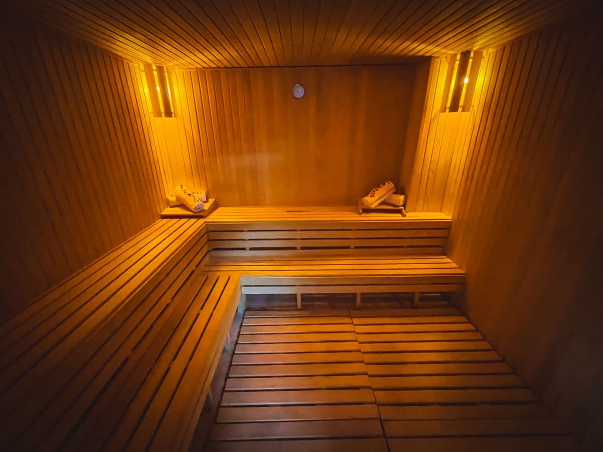 Vista superior de una sauna grande con varias filas de bancas de madera