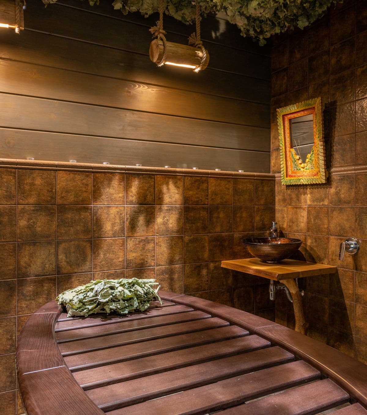 Interior de una sauna pequeña con acabados en madera