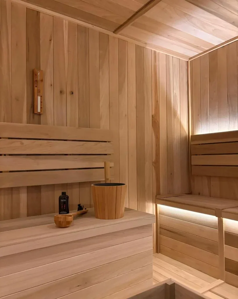 Sauna de Casa Misogi con bancas y paredes de madera clara